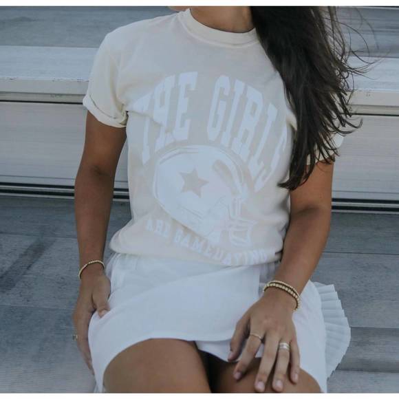 NEW FRIDAY + SATURDAY the girls are gamedaying tee in cream - Picture 2 of 4